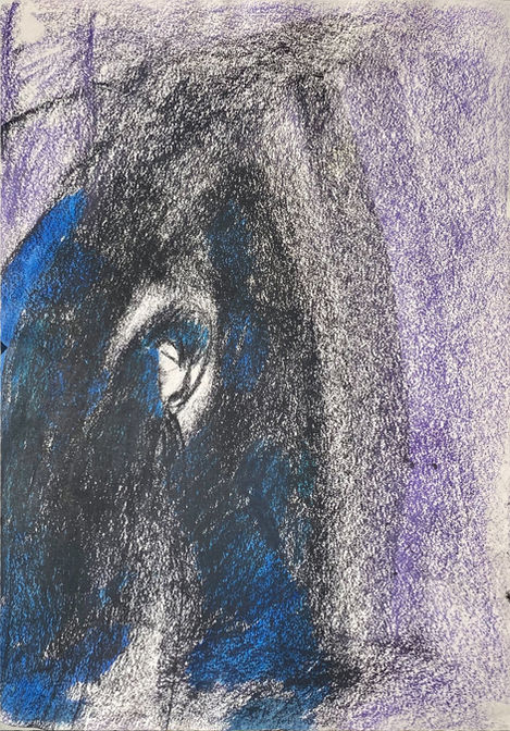Tekening met oliepastel in zwart, blauw en lila van iemand die zich in de duisternis bevindt.