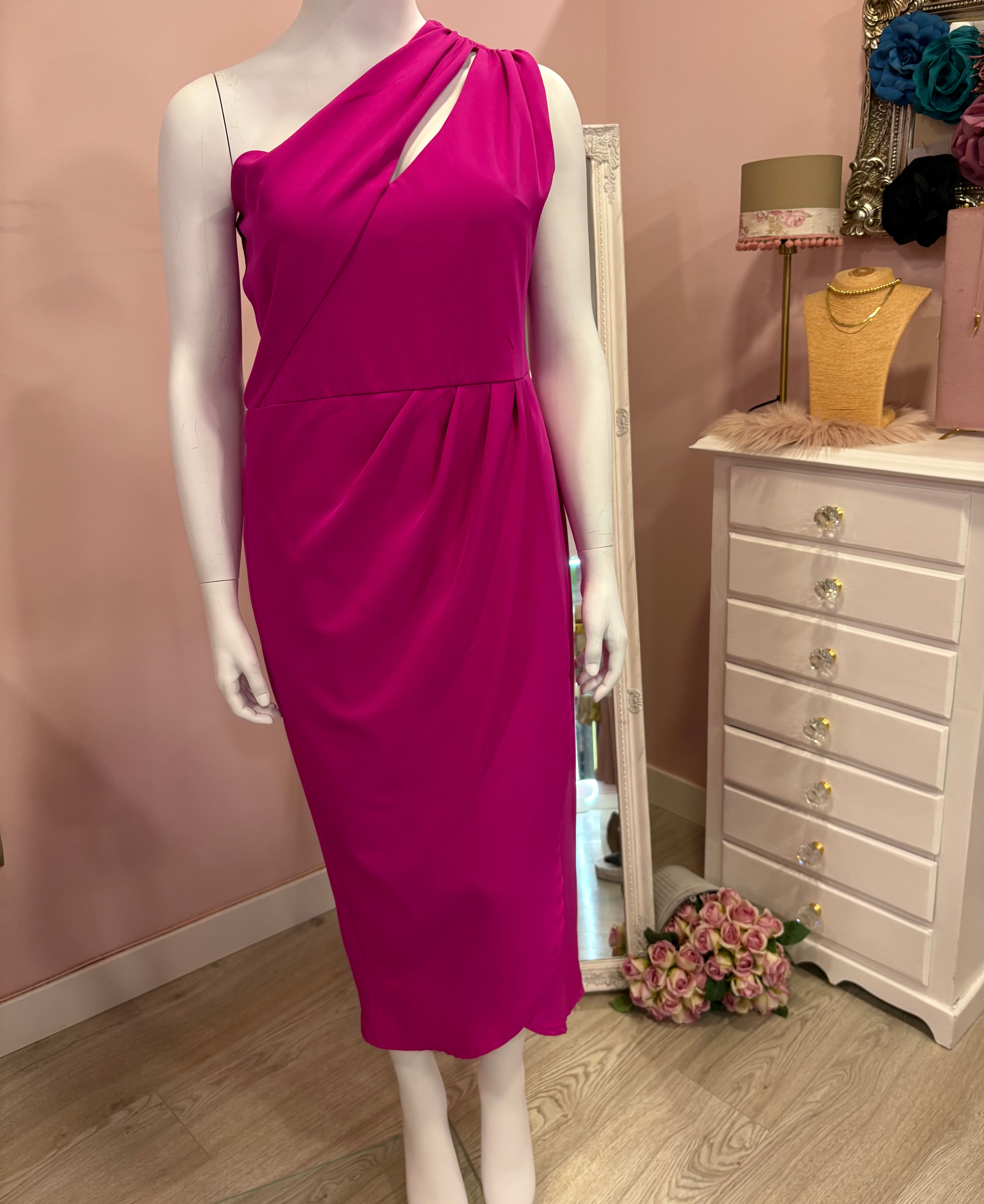 Vestido asimétrico fucsia con abertura