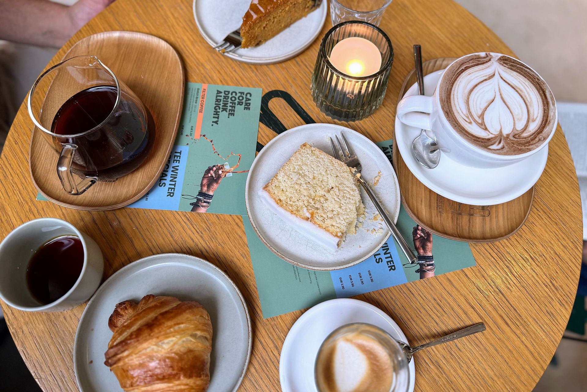 Kaffee, Kuchen und Gebäck im Alrighty Roastery & Coffee Shop
