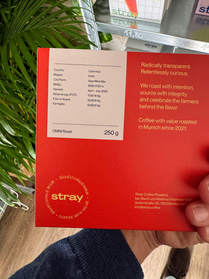 Rote Kaffeeverpackung von Stray Coffee Roasters mit Etikett.