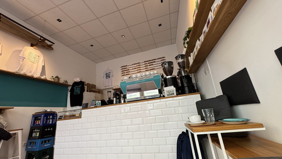 Theke mit Espressomaschine bei Roca Juniors Artisan Coffee