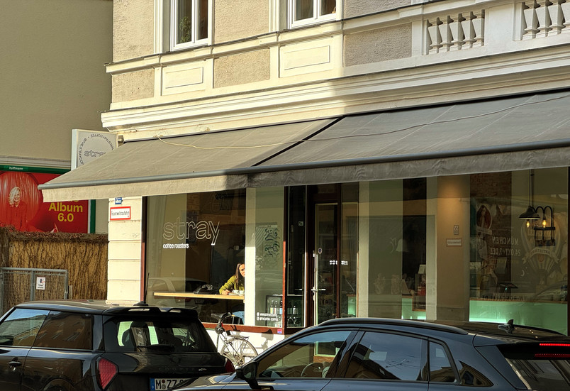 Außenansicht von Stray Coffee Roasters mit Markise und Schaufenster
