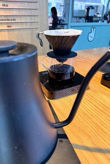 Handgebrühter Filterkaffee bei Alrighty Roastery & Coffee Shop
