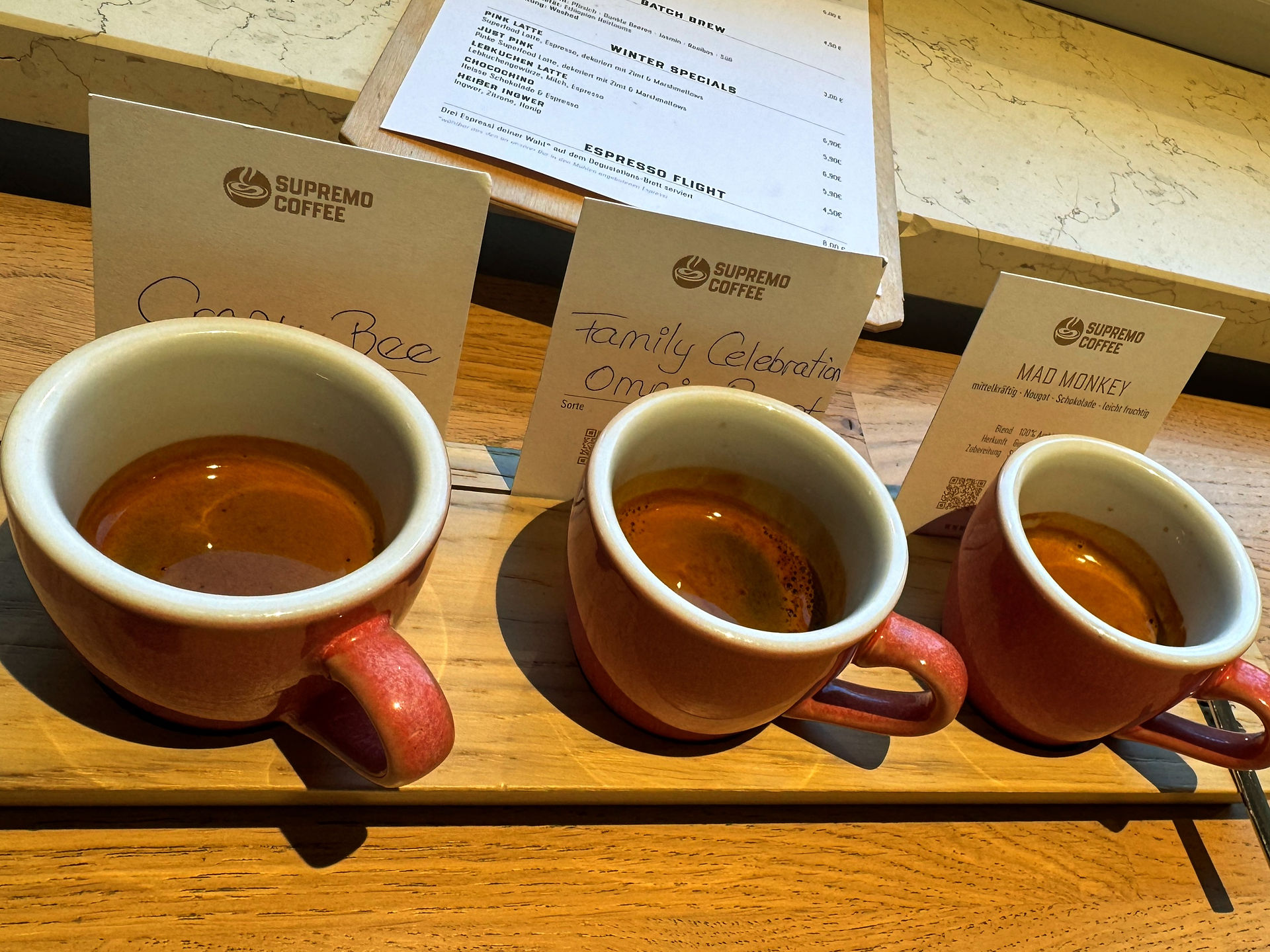 Drei Espressotassen oder Espresso Flight beim Supremo Coffee Shop
