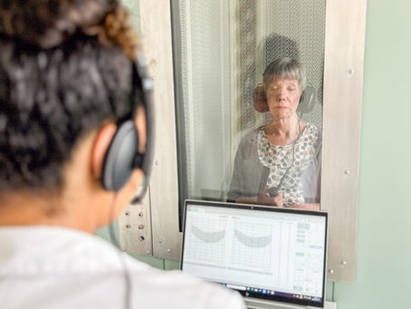 Perte auditive et vie sociale : pourquoi mal entendre peut mener à l’isolement (et comment y remédier)