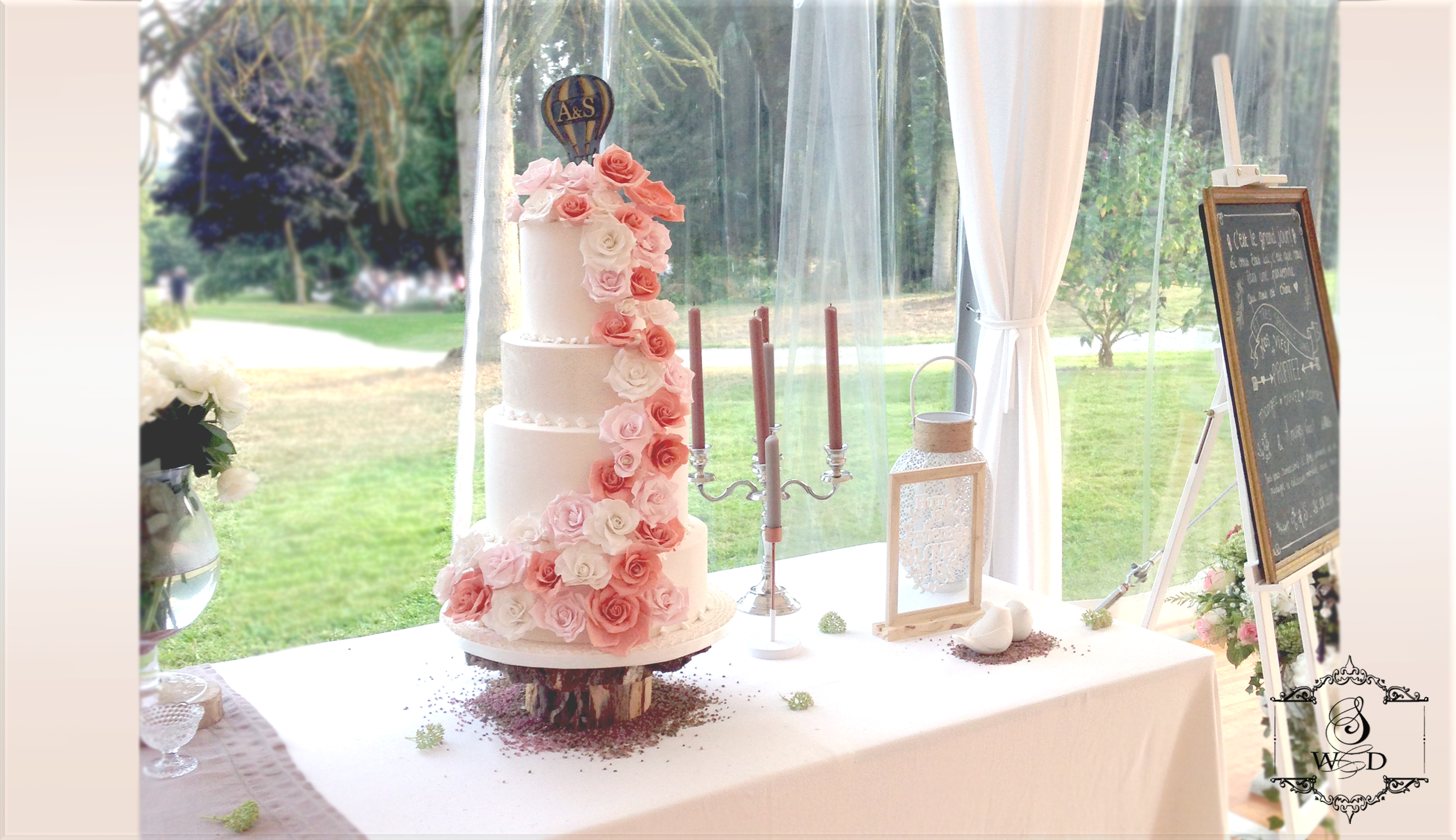 Wedding Cake cascade de roses