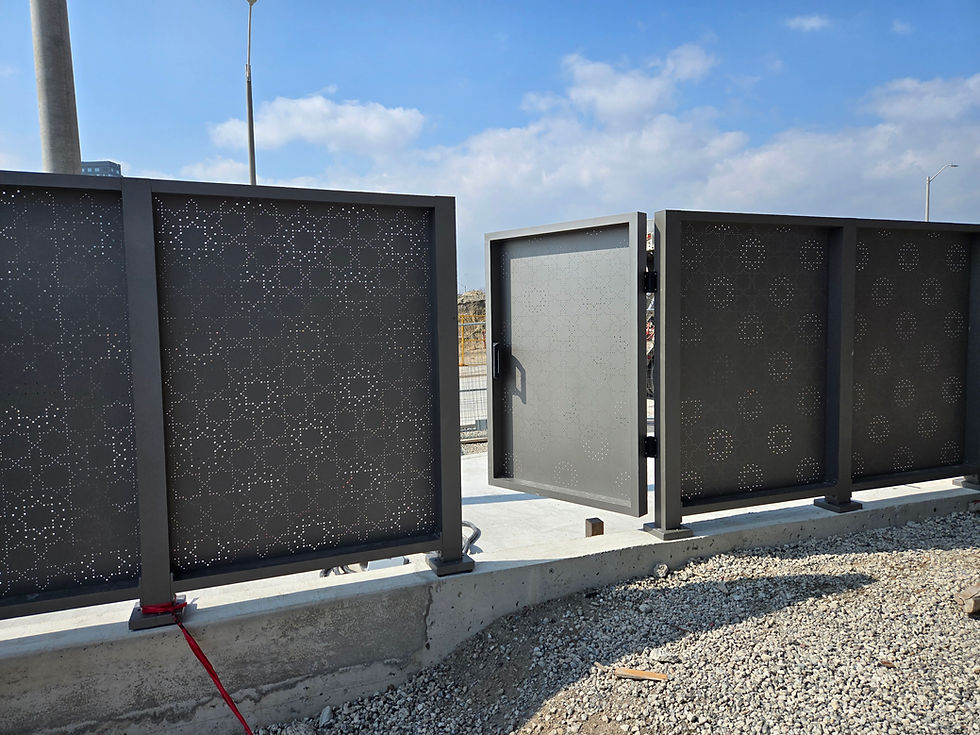 Mura44 Screen with Matching-Patterned Gate