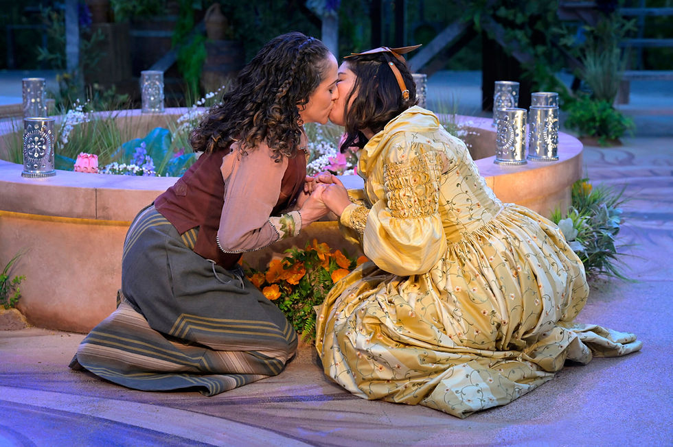 Romeo (Sarita Ocón) and Juliet (Vero Maynez) in Romeo y Juliet