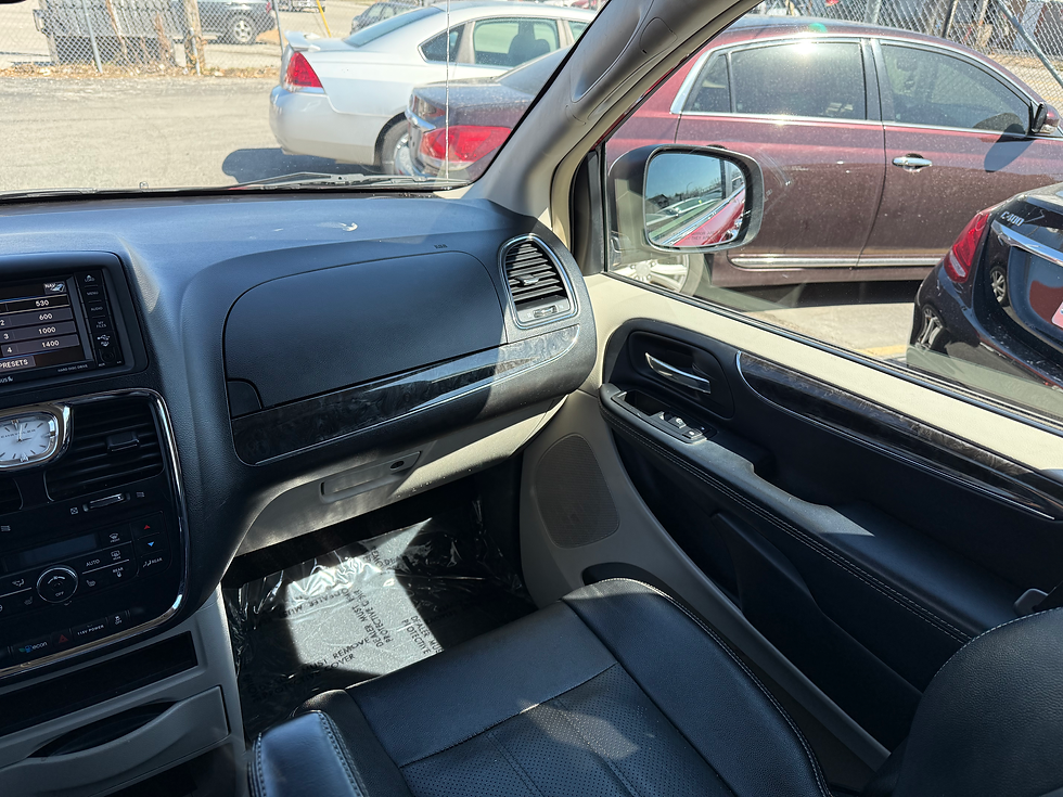 Thumbnail: 2015 Chrysler Town & Country Touring L