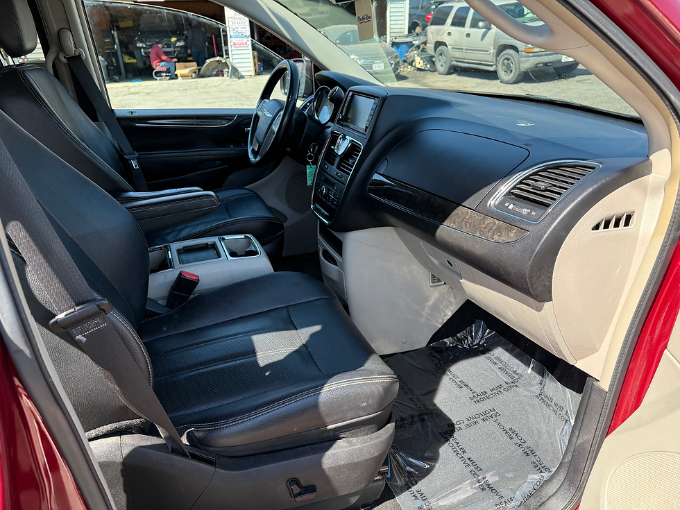 Thumbnail: 2015 Chrysler Town & Country Touring L