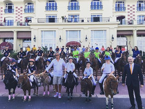 - Défilé des équipes dans Deauville -