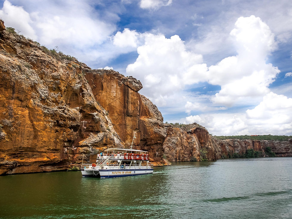 Catamarã nos Cânios de Xingó