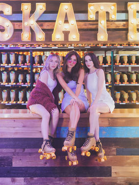 Retro Rink Rollerskating Photoshoot with @autumnbaublet @emmaimmanivongand @therheign
