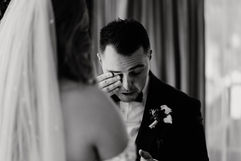 Photo volée mariage Suisse noir et blanc Leica SL2 marié qui pleure Suisse la Tzoumaz chalet en montagne Valais — Cris Photography Vaud