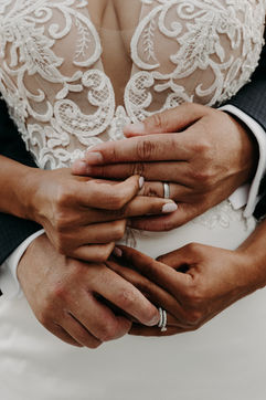 Photo volée mariage Suisse Leica SL2s alliances mains closeup Suisse Vallorbe mariage — Cris Photography Vaud