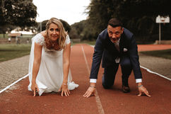 Photo volée mariage Suisse couple mariés photo amusante à vos marques — Cris Photography Vaud