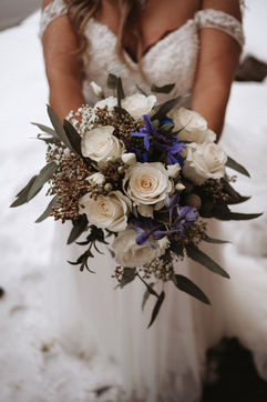 Photo volée mariage Suisse bouquet de fleurs mariage en suisse La Tzumaz Fujifilm X-T3 closeup Valais — Cris Photography Vaud