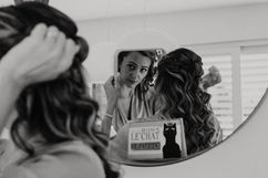 Photo volée mariage Suisse noir et blanc reflets dans le miroir mariée Suisse Leica SL2s — Cris Photography Vaud