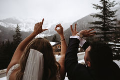Photo volée mariage Suisse Fujifilm XT-3 Suisse couple love avec les mains montagne La Tzumaz Valais — Cris Photography Vaud