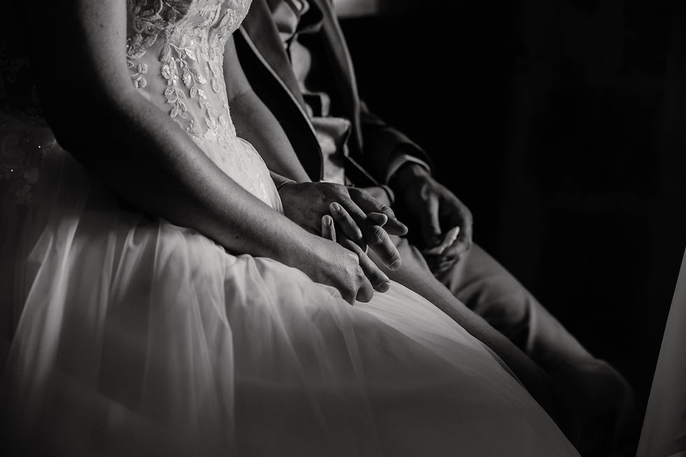 Les mariés à l'église en noir et blanc
