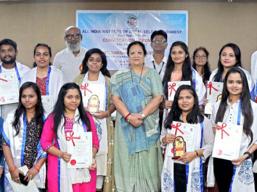 શ્રીમતી દર્શનાબેન જરદોશ-કેન્દ્રિય મંત્રીશ્રી, રેલ્વે અને કાપડવિભાગ,ના હસ્તે.......