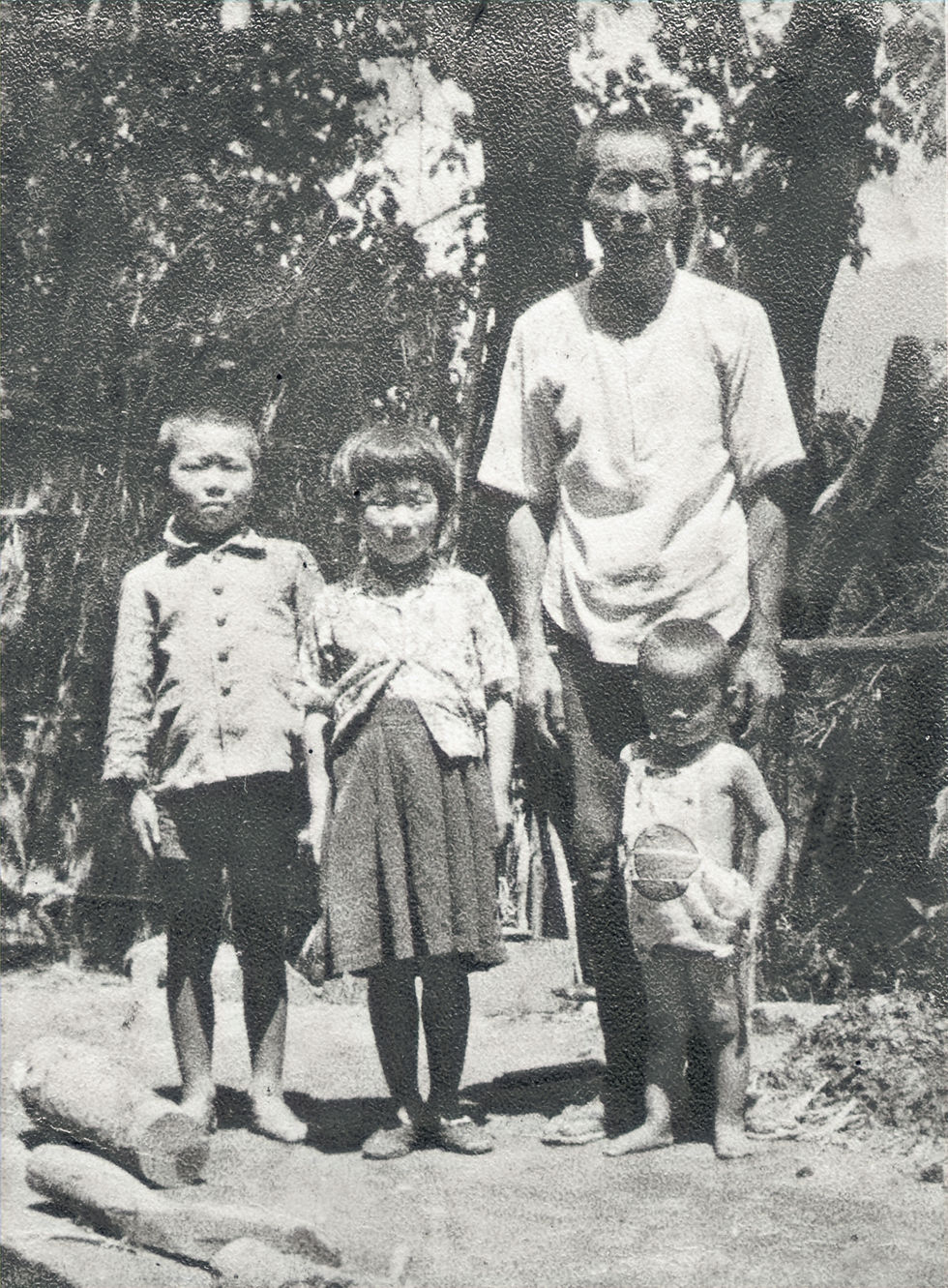 3歳のころ、父と兄、姉と