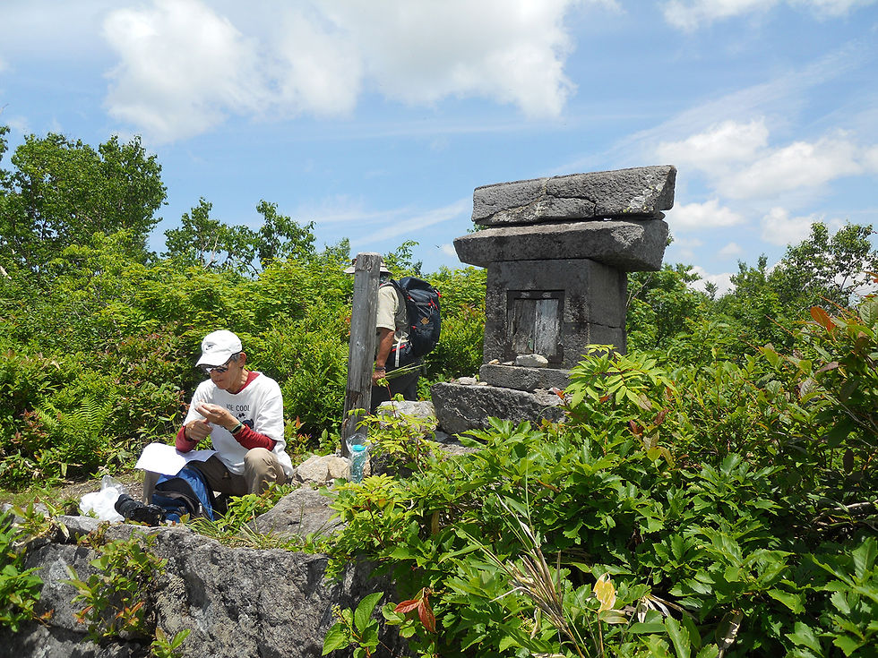 大きな石の祠が鎮座する山頂