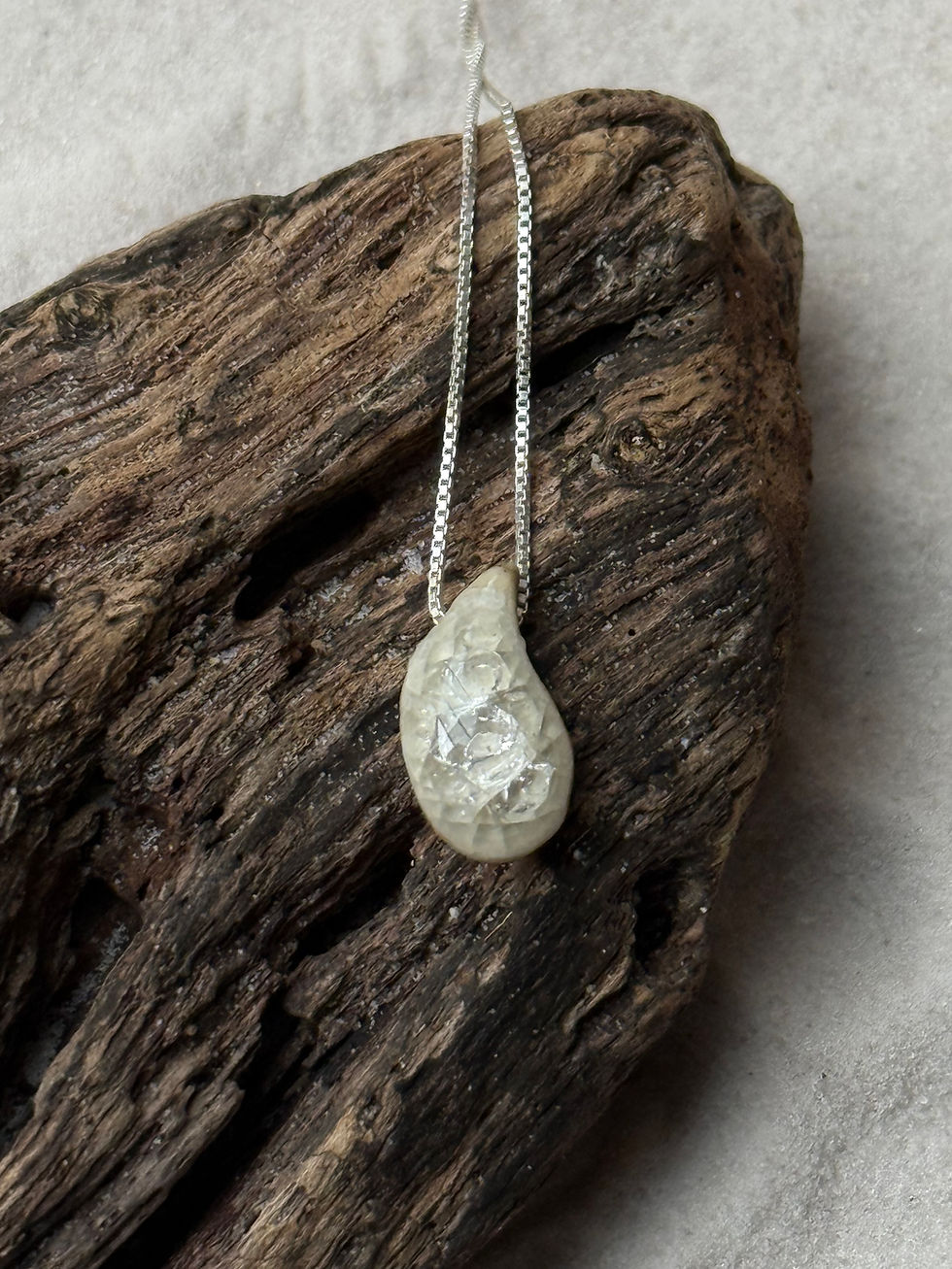 Joia sustentável feita com seaglass, arte brasileira