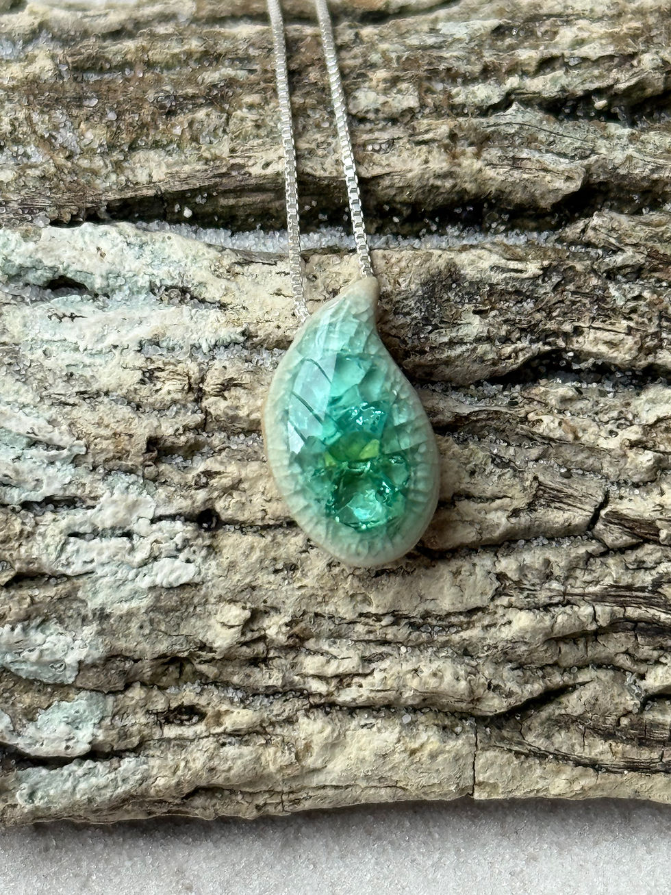 Joia sustentável feita com seaglass, arte brasileira