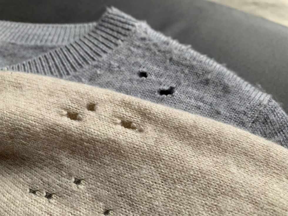 Zwei graue und beige Pullover mit Löchern, Kleidermotten-Schäden