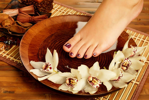 Ritual de escalda-pés com água aromática e ingredientes naturais no Vital Spa — boas-vindas à jornada Spa Revigorante em Porto Alegre e Viamão