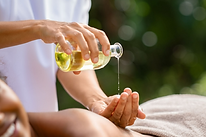 Massagem tropical com óleo de coco no Vital Spa Vila Ventura, em Viamão