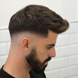 Corte-de-pelo-con-barba-y-degradado