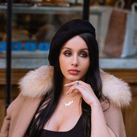 Mulher elegante tomando café em Paris com look sofisticado e atmosfera francesa