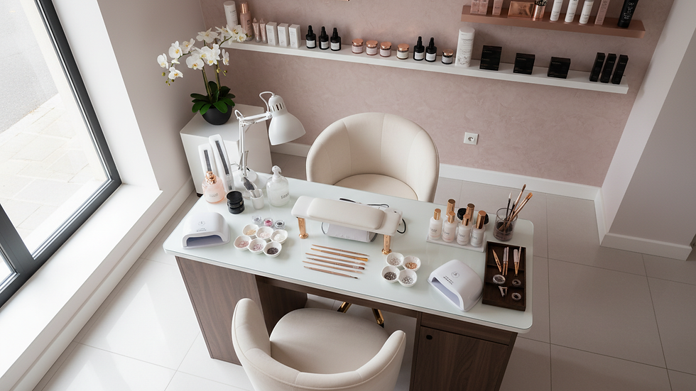 Vue en plongée d'un salon de manucure avec outils et produits pour modelage en gel