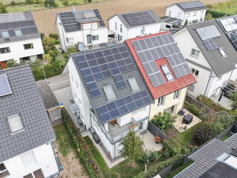 Luftaufnahme der Photovoltaikanlage mit Notstromspeicher auf einem Haus in March bei Freiburg