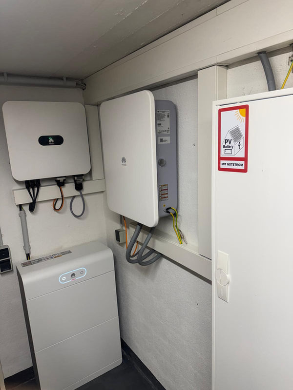 Huawei-Wechselrichter, 14-kWh-Batteriespeicher und Backup-Box für die Notstromversorgung im Technikraum