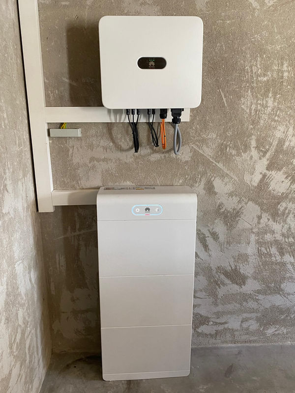 Huawei-Wechselrichter und 21-kWh-Batteriespeicher mit drei Modulen in einem Technikraum in March