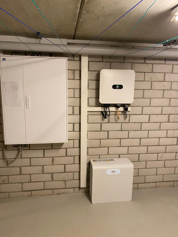 Huawei-Wechselrichter und 7-kWh-Batteriespeicher an einer Kellerwand neben dem Zählerschrank