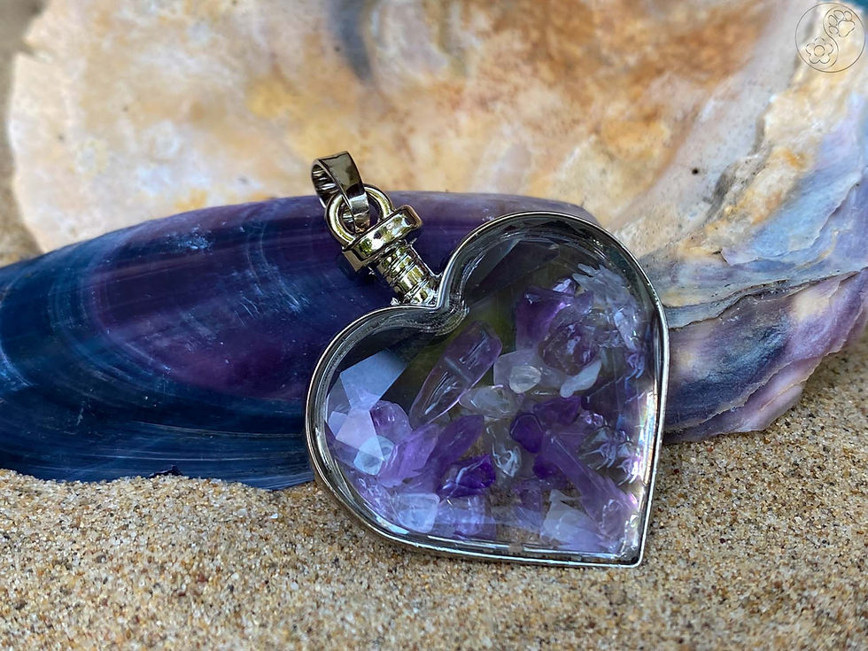 Miniaturbild: Anhänger, Heilstein, herzförmiges Glas mit Amethyst Splittern, Fassung Metall, alternative Methoden, Steinschmuck