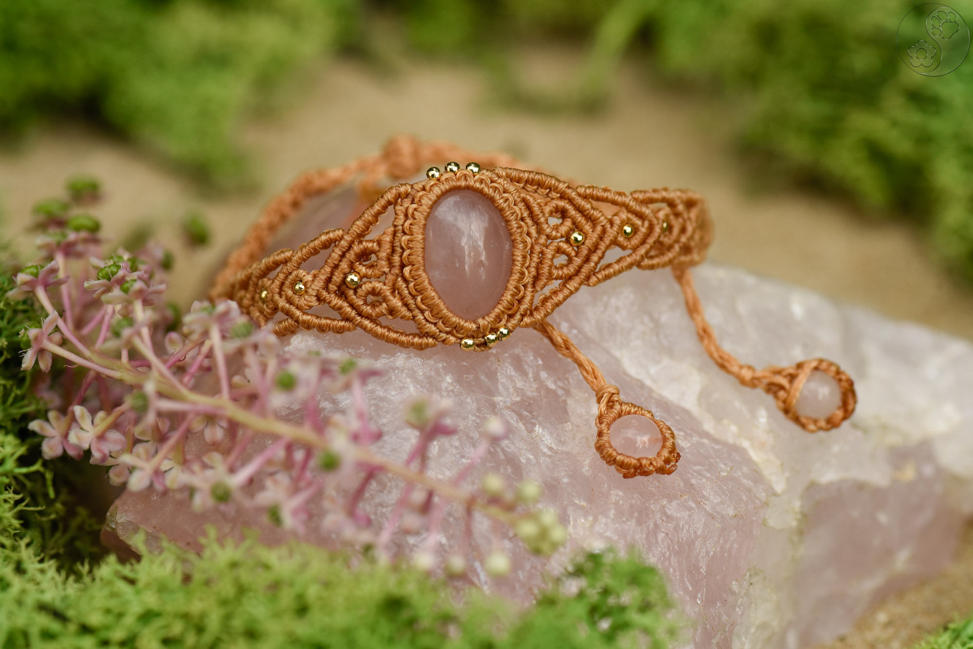 Armband geknüpft, Makramee, Heilstein, Rosenquarz, verstellbar, alternative Methoden, Steinschmuck