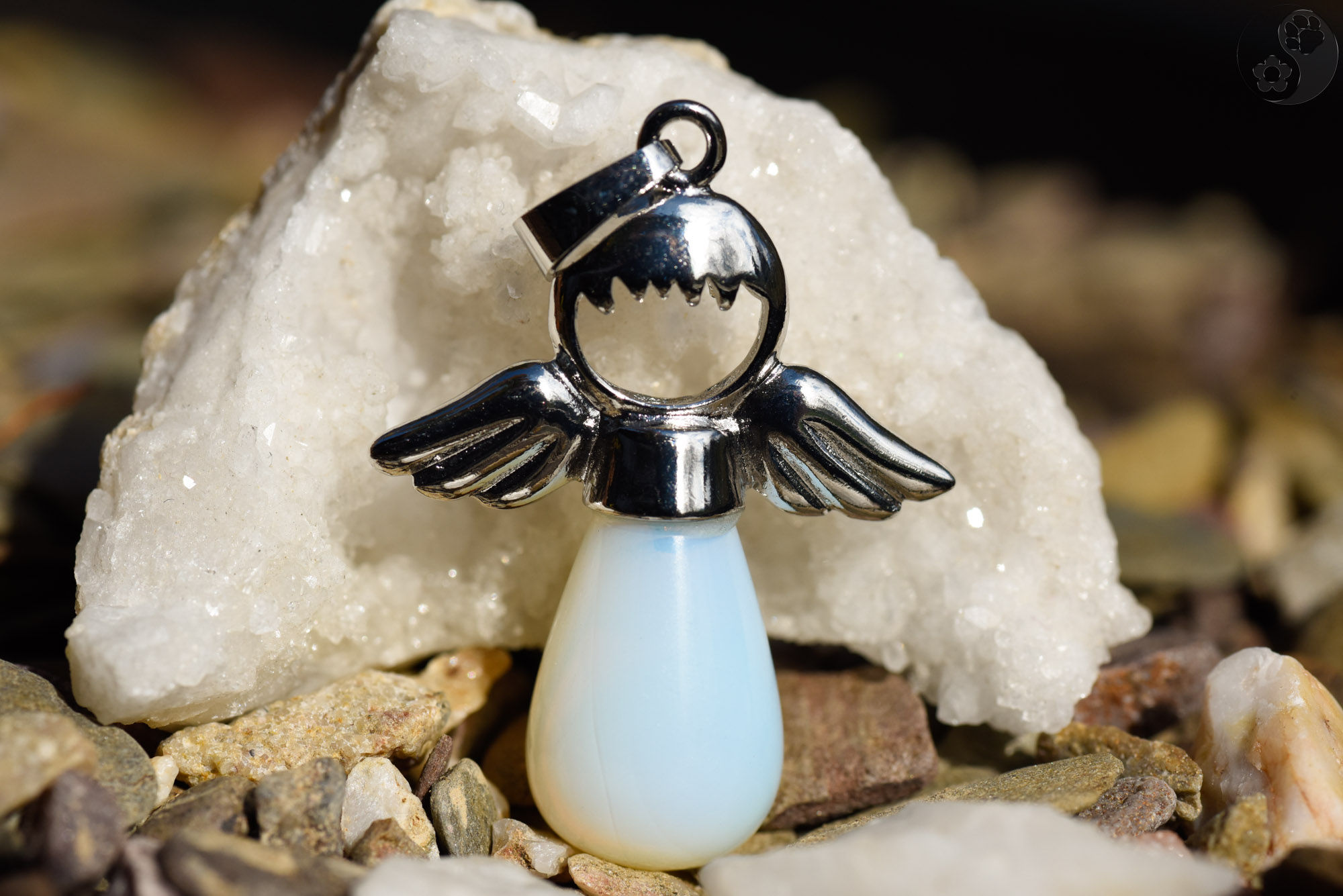 Anhänger, Heilstein in Tropfenform, Metallfassung mit Engelkopf und Flügel, Opalith, alternative Methoden, Steinschmuck