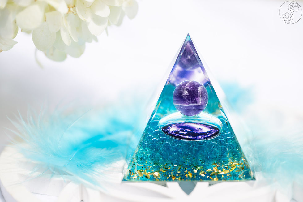 Miniaturbild: Pyramide aus Epoxidharz, Heilsteinkugel aus Amethyst, Symbol Yin Yang, Schutz vor Elektrosmog, alternative Methoden