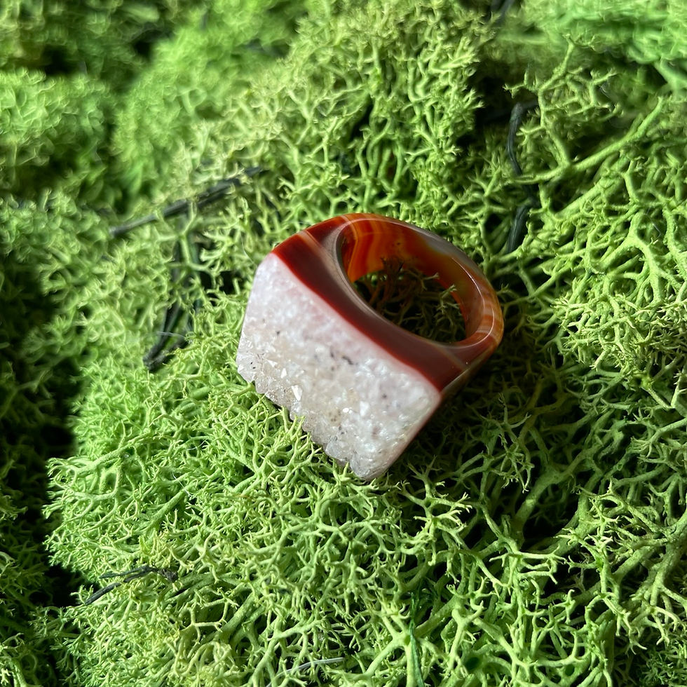 Miniaturbild: brauner gestreifter Stein-Ring mit weißem Top auf Moosbett, Heilstein-Schmuck, alternative Methoden