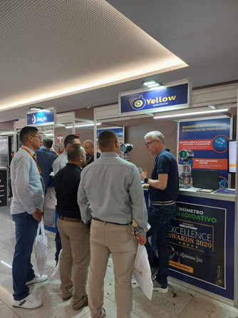 Visitantes no estande da Yellow