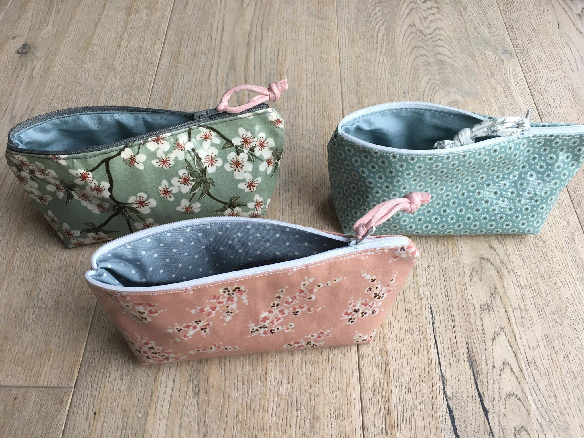 Necessaire(s) grün, rosa, türkis