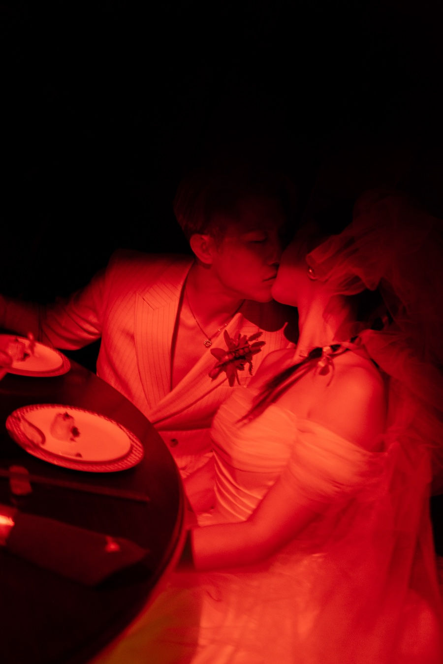 Couple kissing in red light by Hong Kong wedding photographers