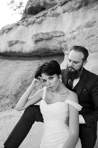 Schwarzweiß Fotografie eines verliebten Brautpaares an ihrem Hochzeitstag