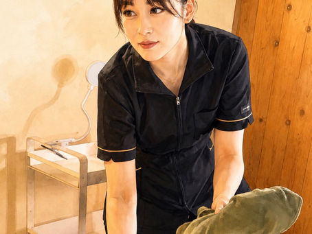 CLOVERのスタッフAyaさんが施術の準備をしている様子