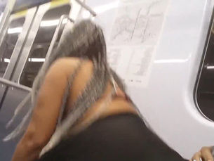 Casal grava conteúdo adulto dentro do metrô de São Paulo